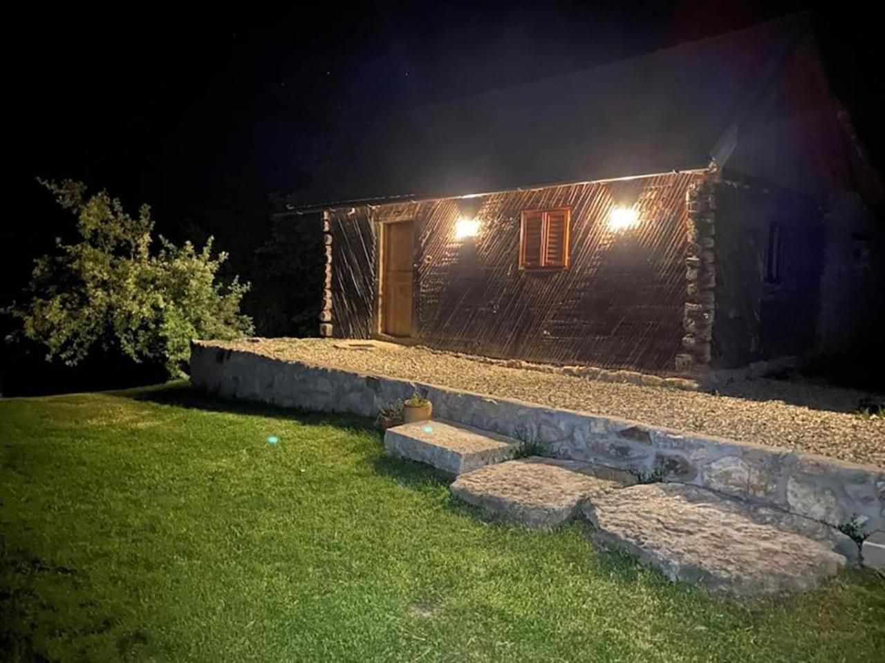 Salas U Bregu In Cheile Carasului Crasova Exteriér fotografie